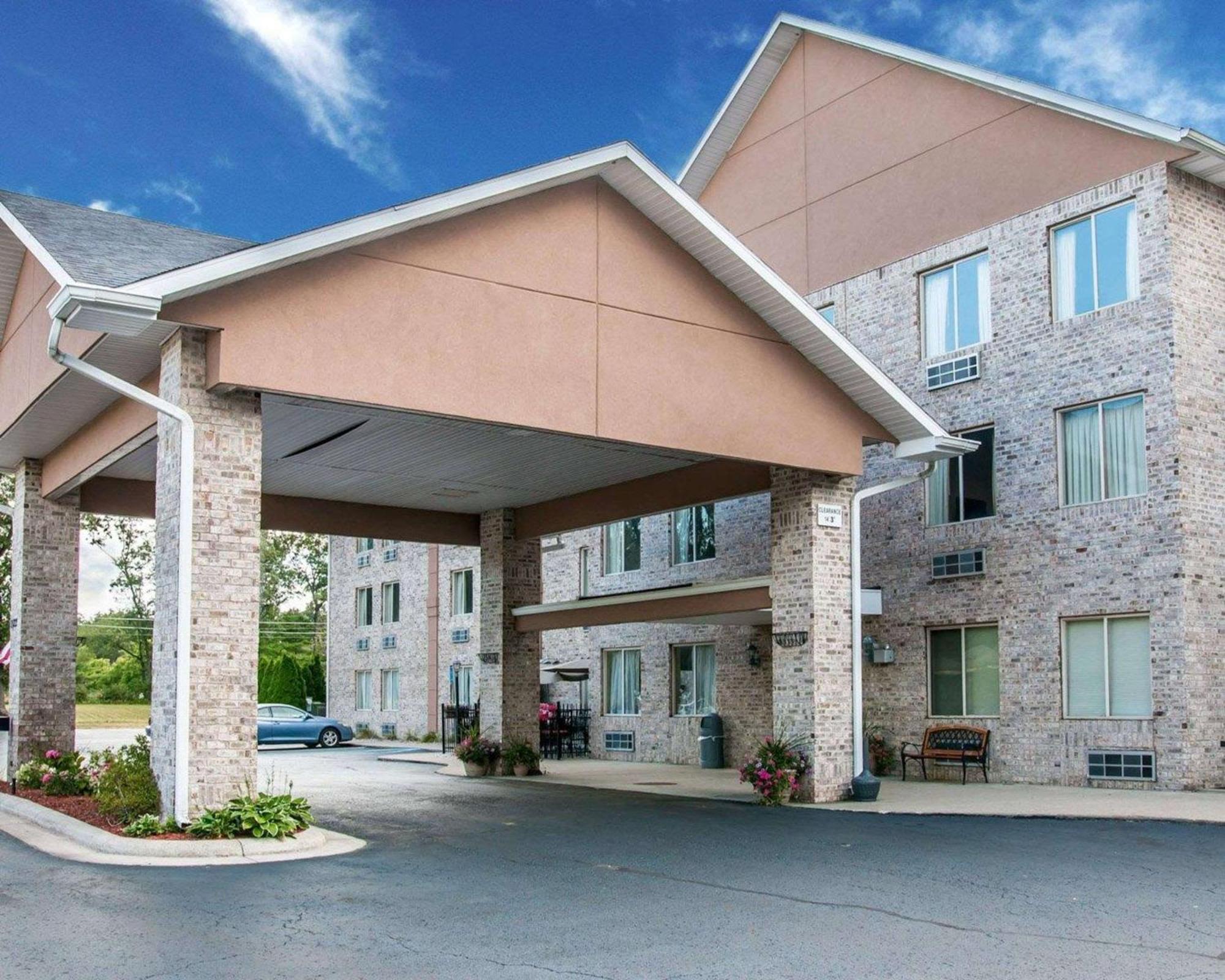 Comfort Inn Whitehall Near Michigan'S Adventure Exterior foto